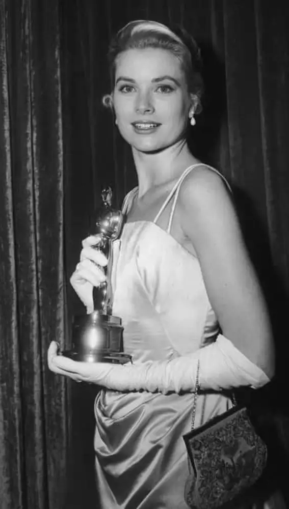 Grace Kelly recogiendo el Oscar a la Mejor Actriz por &quot;The Country Girl&quot;