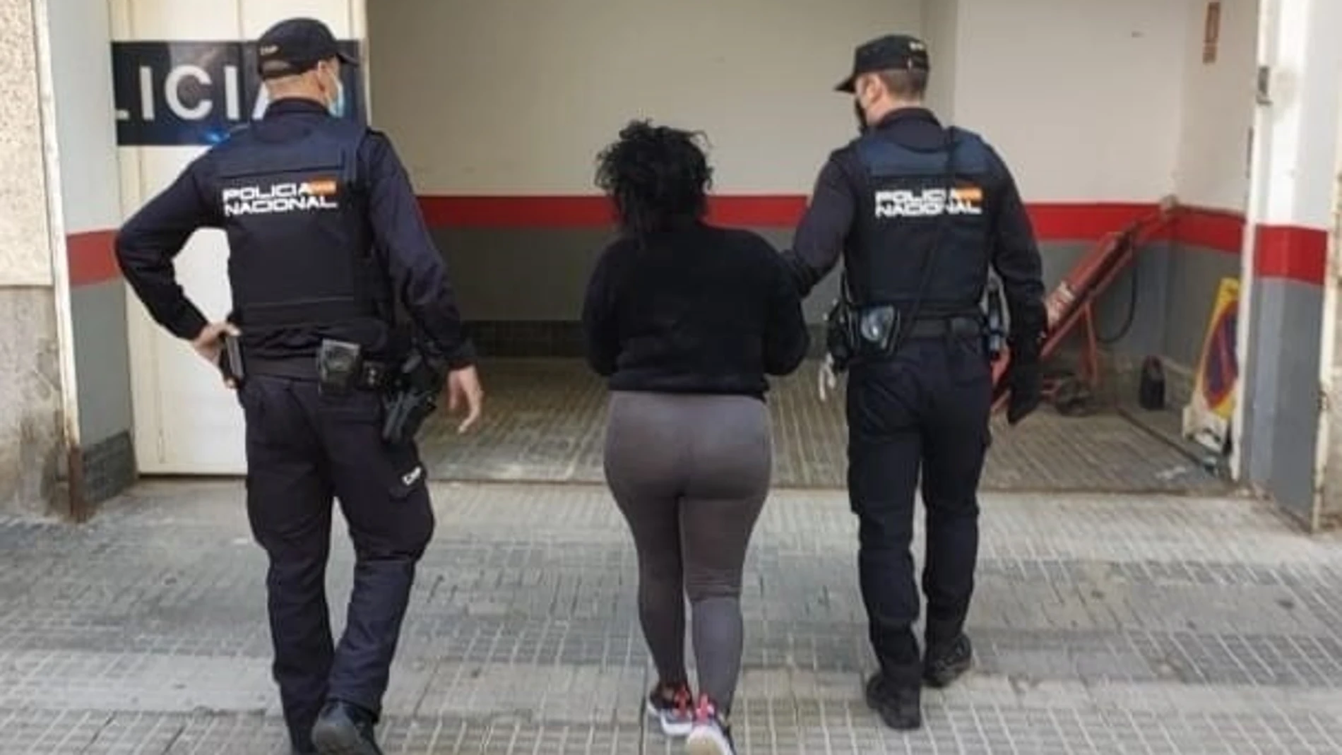Los policías detuvieron a la mujer por un delito de malos tratos en el ámbito familiar (Imagen de archivo)