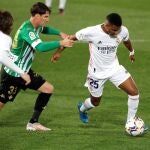 Miranda y Rodrygo, en el Real Madrid-Betis de LaLiga