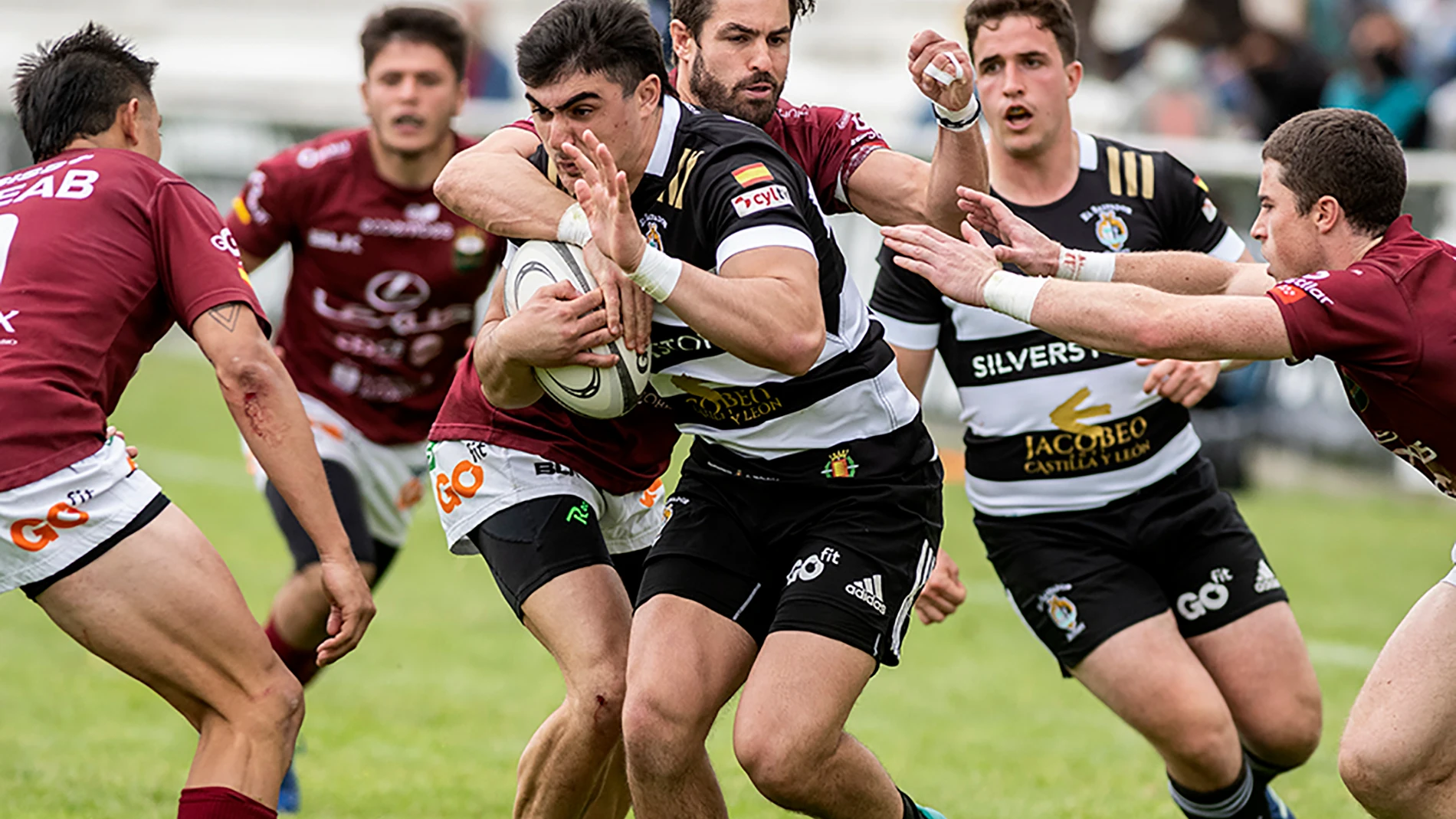 Jeremy Trevithick intenta zafarse de un placaje, en el encuentro disputado este domingo entre SilverStorm El Salvador y Lexus Alcobendas en Pepe Rojo.