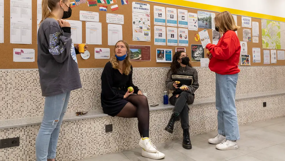 Alumnos extranjeros estudian español en el Colegio Delibes