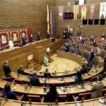 Diputados e invitados guardan un minuto de silencio por los fallecidos durante la Pandemia al inicio del Acto Institucional, hoy 25 de Abril, Día de Les Corts Valencianes..EFE/ Juan Carlos Cardenas