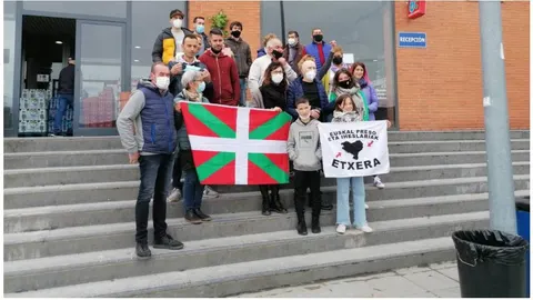 Recibimiento a "Makario" a la salida de la cárcel de Zaballa, en Álava