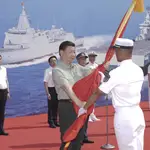 El presidente chino, Xi Jinping, presenta una bandera del Ejército Popular de Liberación (EPL) en la provincia de Hainan, sur de China
