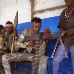 Fuerzas militares que apoyan a los grupos de oposición antigubernamentales toman posición en una calle del área de Fagah en Mogadiscio, Somalia
