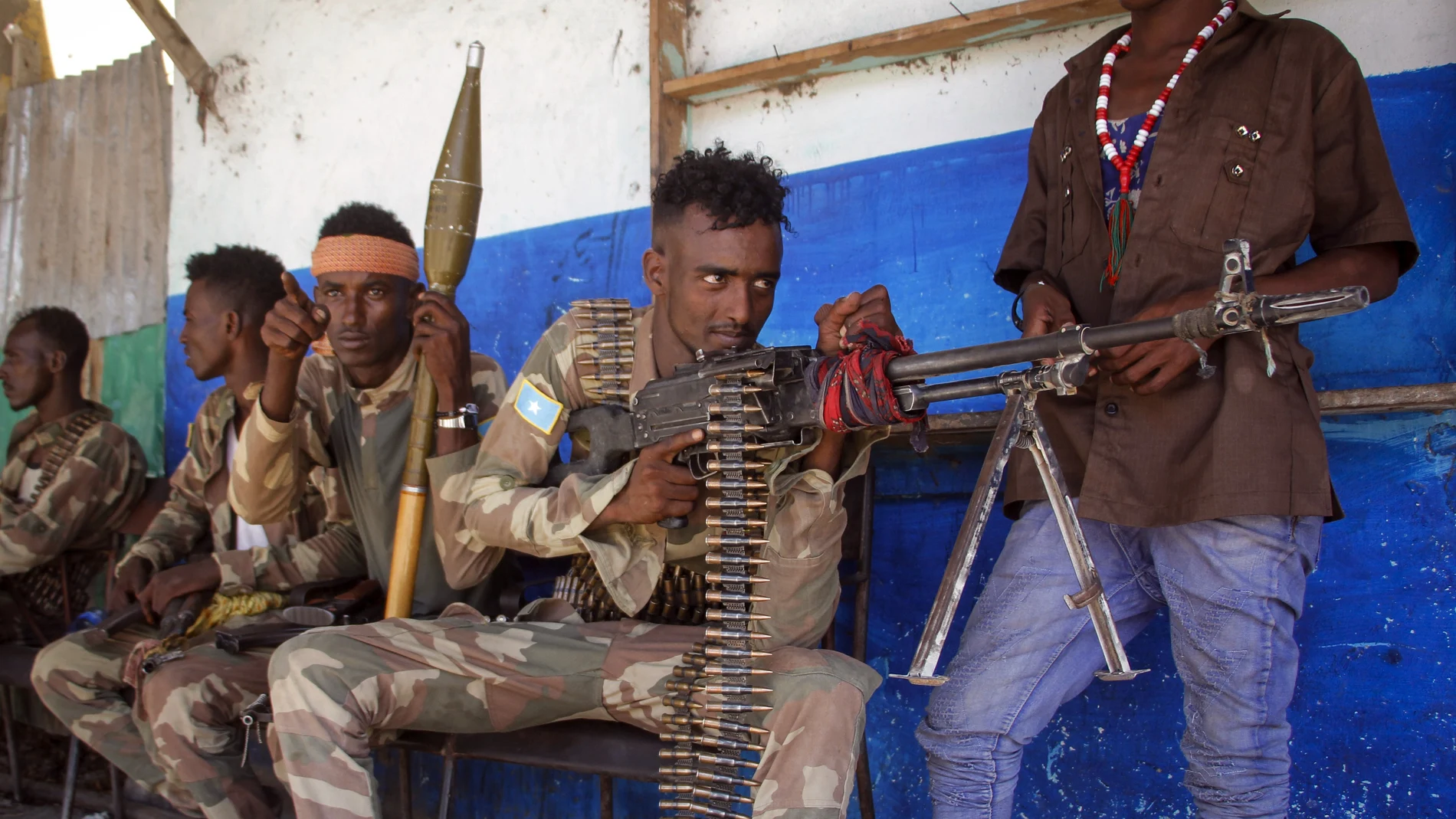 Fuerzas militares que apoyan a los grupos de oposición antigubernamentales toman posición en una calle del área de Fagah en Mogadiscio, Somalia