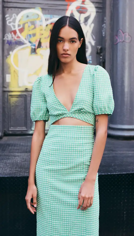 Vestido verde cut-out de Zara
