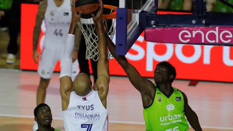 Bassala Bagayoko intenta taponar al madridista Tyus