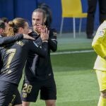 Los jugadores del Barcelona felicitan a Griezmann por uno de sus goles ante el Villarreal