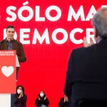 El presidente del Gobierno, Pedro Sánchez (i), y el candidato socialista a la Presidencia de la Comunidad de Madrid, Ángel Gabilondo (d)