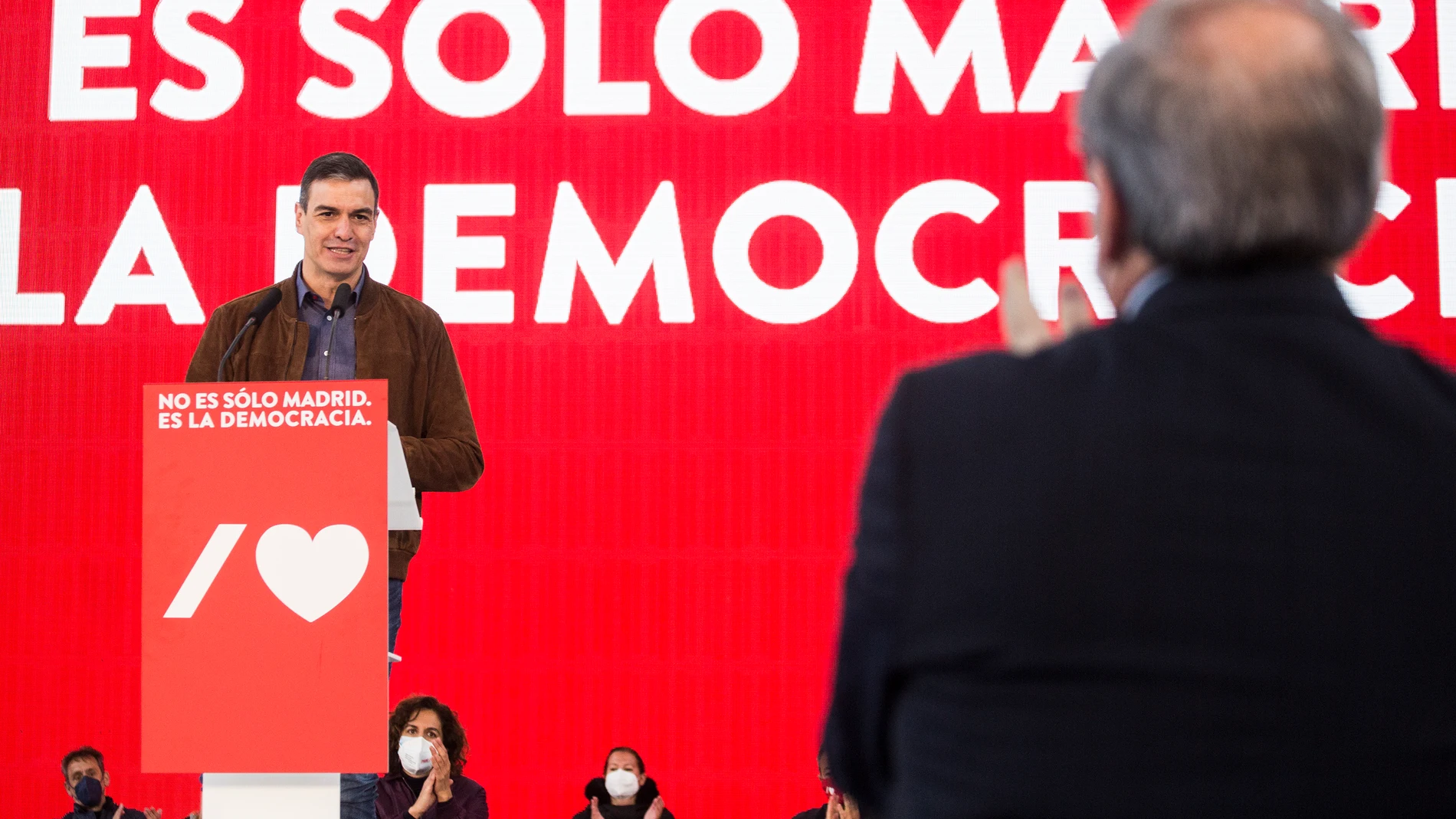 El presidente del Gobierno, Pedro Sánchez (i), y el candidato socialista a la Presidencia de la Comunidad de Madrid, Ángel Gabilondo (d)