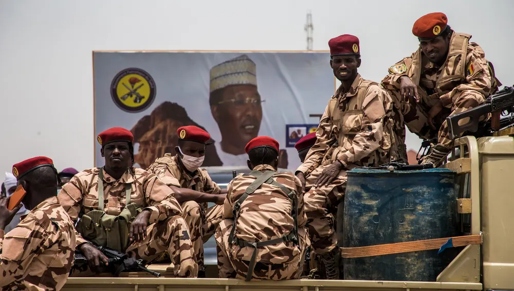 Un grupo de militares atiende al funeral de Estado del fallecido presidente chadiano Idriss Deby en Yamena