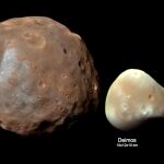 Imagen comparando los tamaños e las dos irregulares lunas de Marte: Fobos y Deimos.