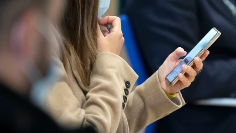 Fotografía de archivo de una chica que utiliza su teléfono móvil | Fuente: Europa Press