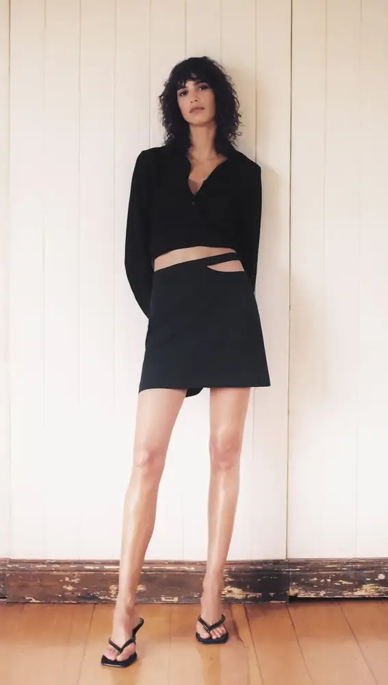 Mini falda cut-out de Zara