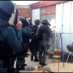 Los agentes de la Guardia Civil, en un momento de la operación