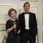 Brad Pitt con Yuh-Jung Youn ganadora del premio a la Mejor Actriz por "Minari