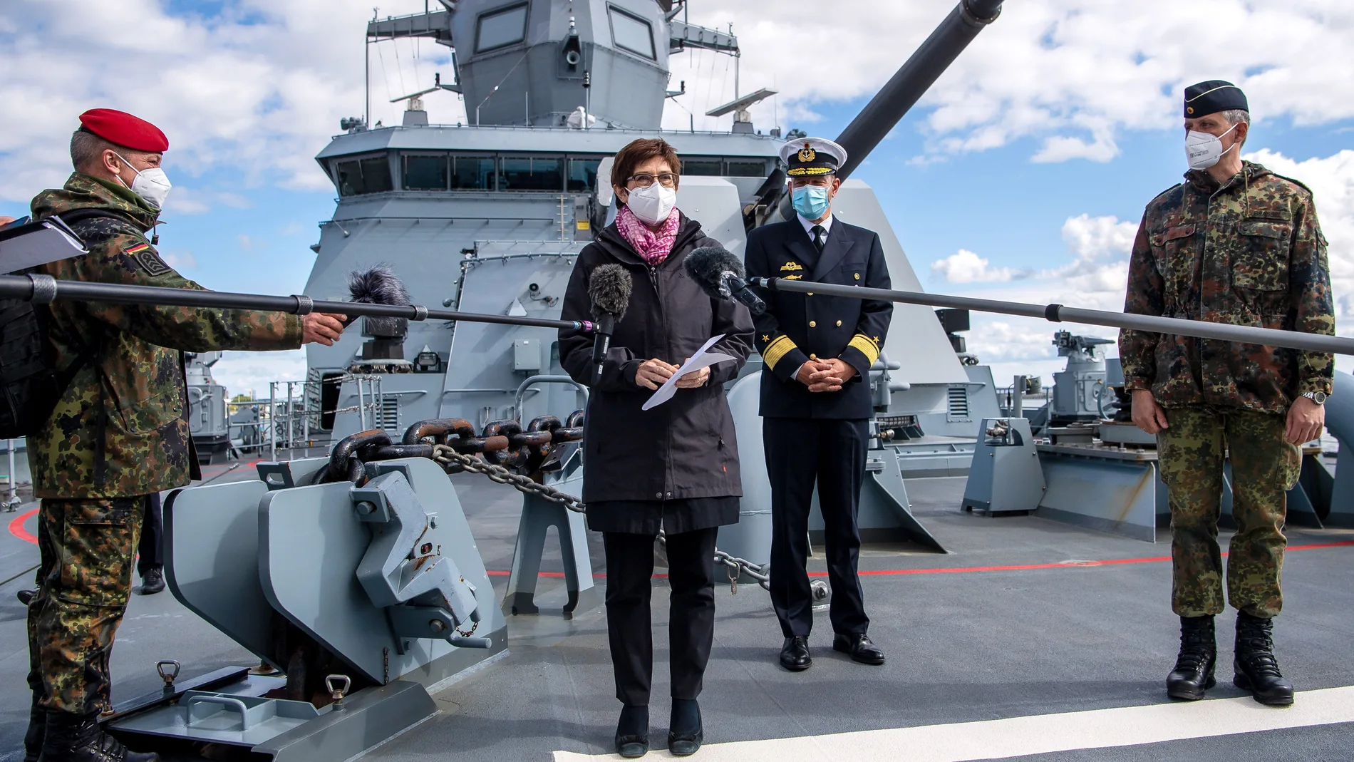 La ministra de Defensa alemana, Annegret Kramp-Karrenbauer a bordo de la fragata de la Armada alemana 'Sachsen-Anhalt' durante una visita el mes pasado a la base naval de Wilhelmshaven