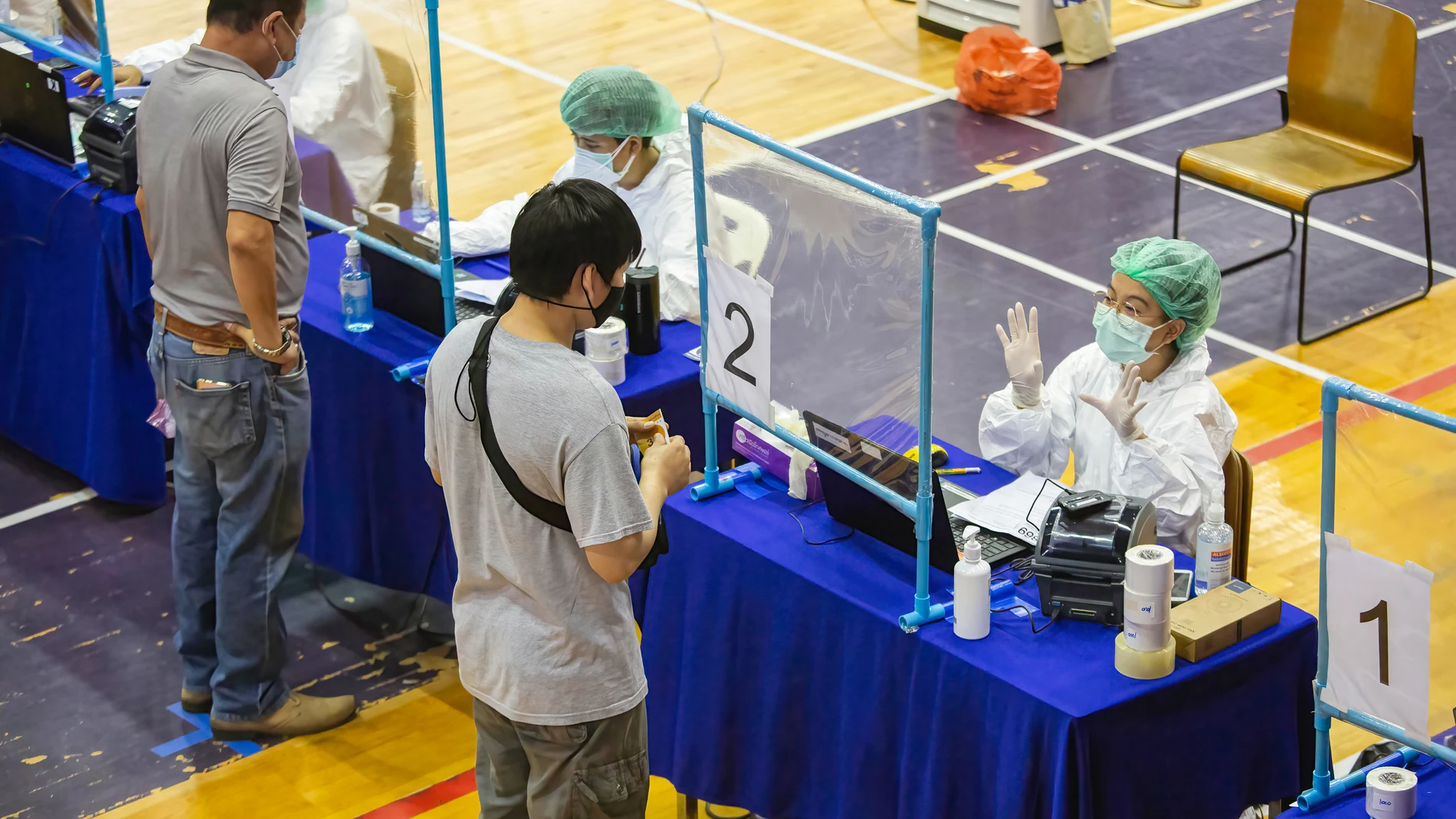26 April 2021, Thailand, Bangkok: Medical staff speak to people at the coronavirus (COVID-19) testing centre at Thai-Japanese Bangkok Youth Center. Photo: Varuth Pongsapipatt/SOPA Images via ZUMA Wire/dpaVaruth Pongsapipatt/SOPA Images / DPA26/04/2021 ONLY FOR USE IN SPAIN