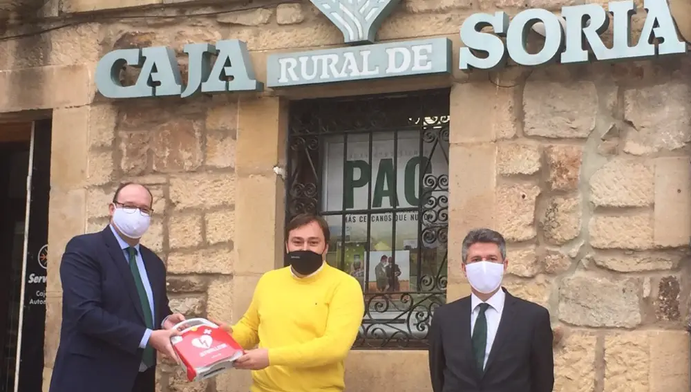 Caja Rural de Soria entrega desfibriladores a dos Ayuntamientos de la provincia
