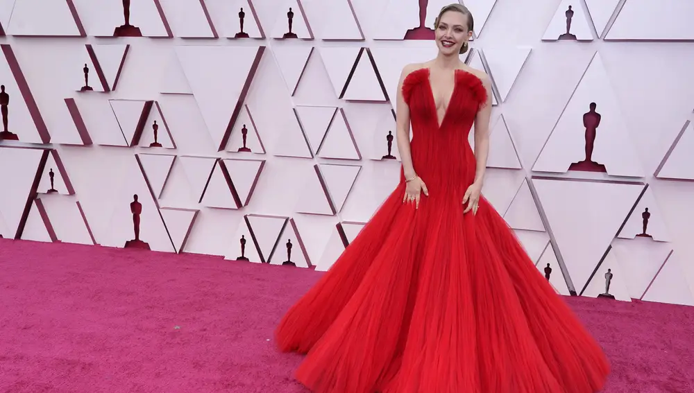 Amanda Seyfried en su llegada a la alfombra roja Premios Oscar 2021.
