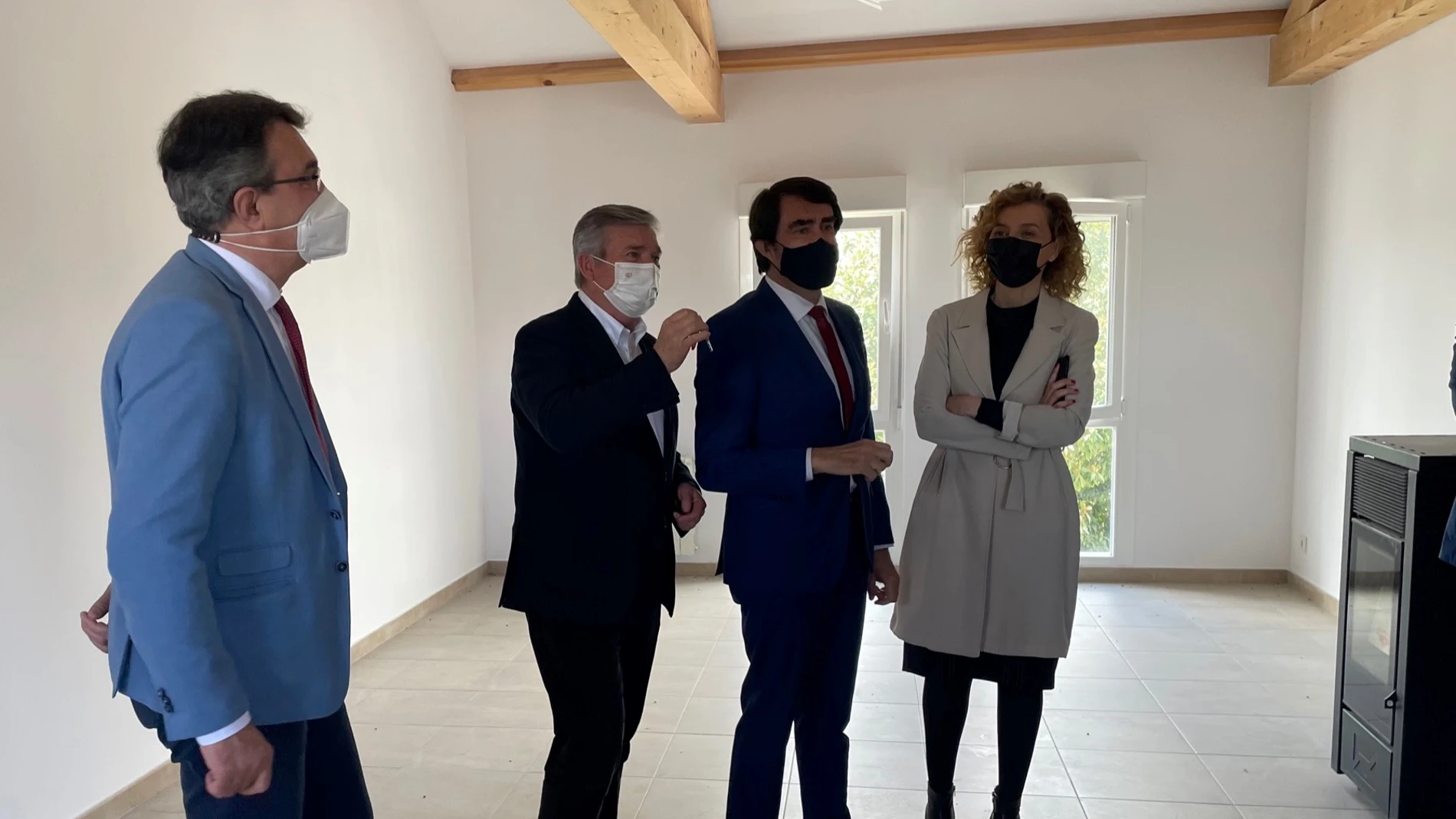 El delegado de la Junta en León, Juan Martínez Majo; el alcalde de Carracedelo (León), Raúl Valcarce; el consejero de Fomento y Medio Ambiente, Juan Carlos Suárez-Quiñones; y la directora de Vivienda de la Junta, María Pardo, durante la presentación del convenio para la promoción de vivienda protegida para jóvenes