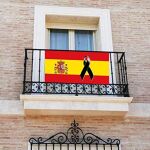 El fotomontaje de una bandera de España con un crespón negro que ha utilizado Vox para denunciar el acoso a uno de sus afiliados
