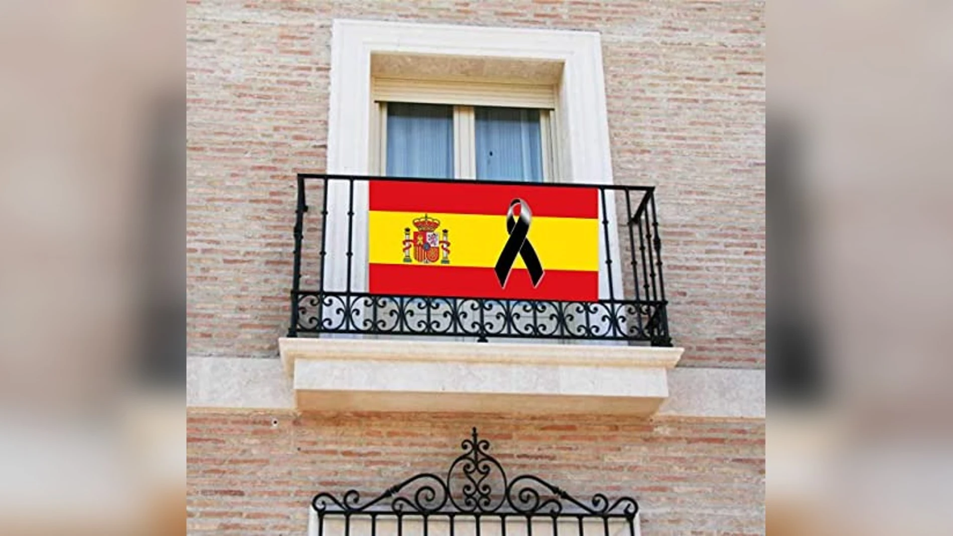 El fotomontaje de una bandera de España con un crespón negro que ha utilizado Vox para denunciar el acoso a uno de sus afiliados