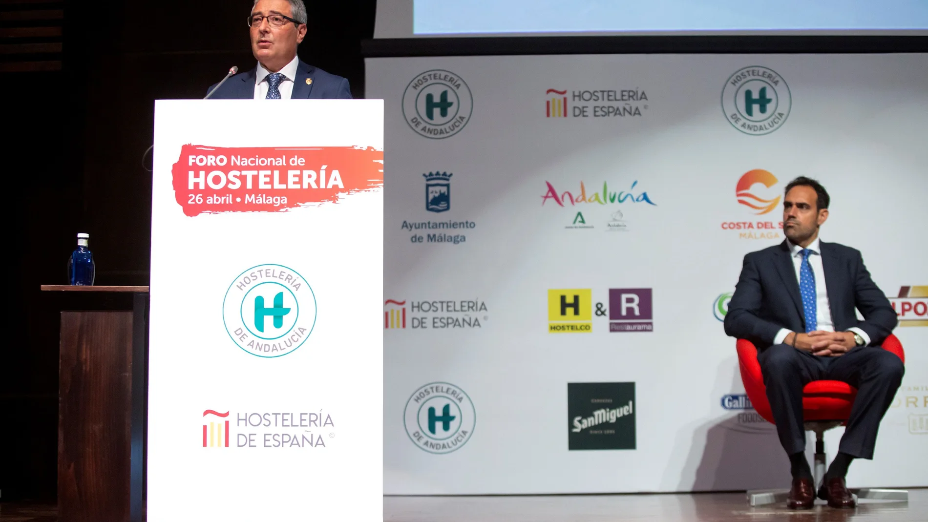 El presidente de la Diputación Provincial de Málaga, Francisco Salado (i) y el presidente de la Federación Andaluza de Hosteleros de Andalucía, Javier Frutos (d) hoy en el acto inaugural del Foro Nacional de Hostelería