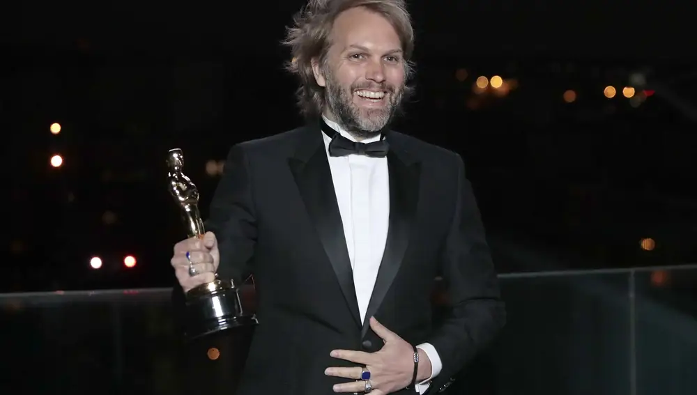 Florian Zeller recigbió su primer premio al “mejor guión adaptado” por la película “The Father”.