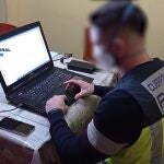 Llegaron a emplear un “bolígrafo espía” para captar en detalle los tocamientos a sus víctimas