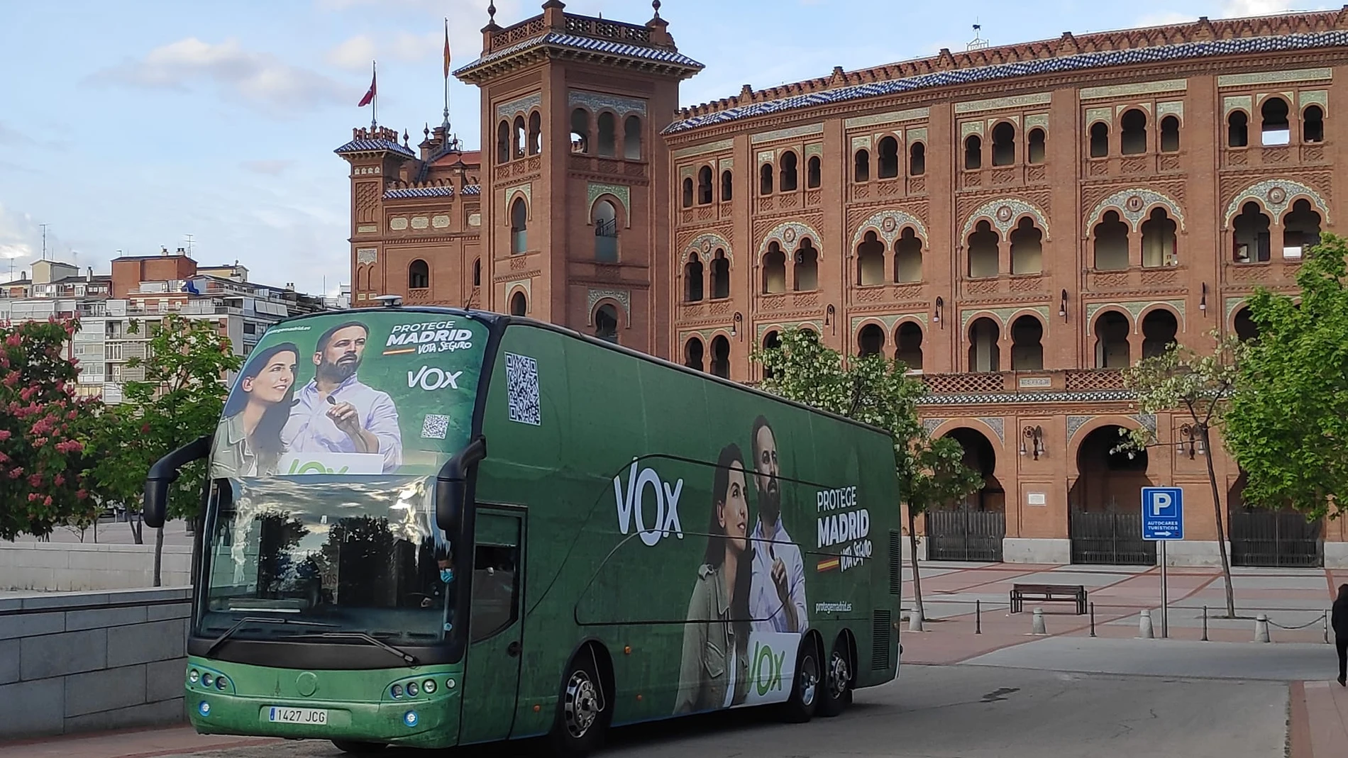Bus electoral de Vox en la plaza de toros de Las Ventas