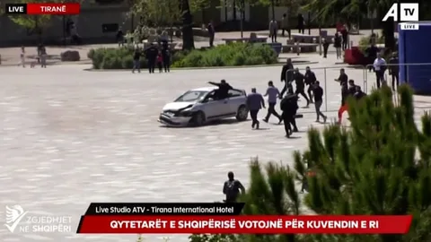 Un hombre da una patada a un conductor en Albania para salvar a peatones de un atropello
