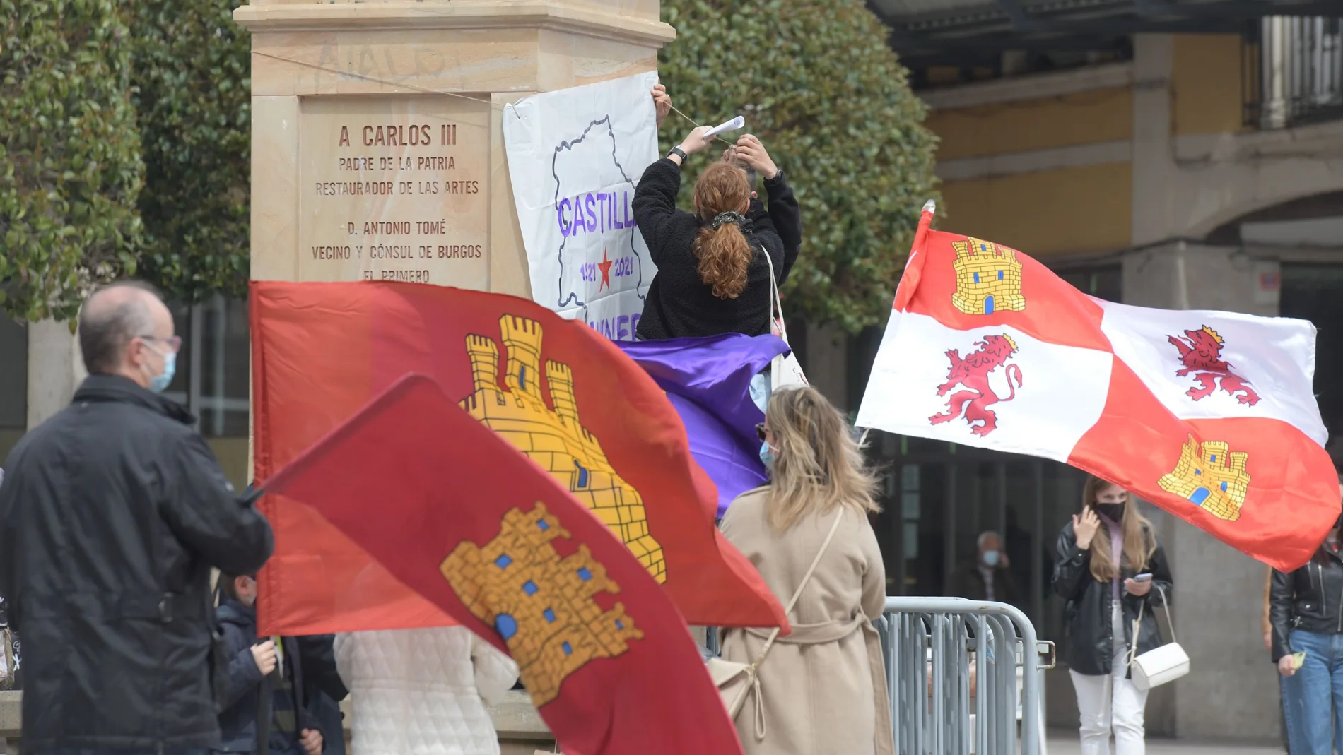 El Partido Castellano-Tierra Comunera (PCAS-TC) celebra en la Plaza Mayor de la capital burgalesa, el V Centenario de los Comuneros