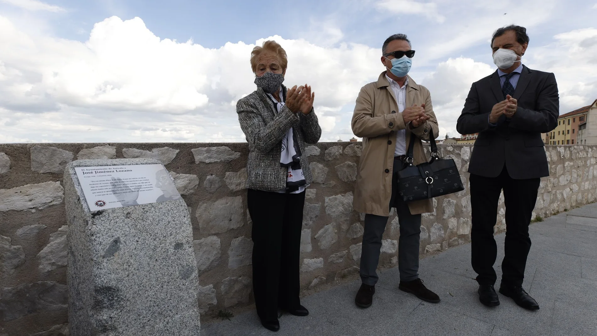 Placa en homenaje al escritor, premio Cervantes 2002, José Jiménez Lozano que ha sido instalada en el Mirador del Adaja, en Arévalo. Al acto asistieron la viuda y el hijo del escritor, Dora Vicente y Ángel Jiménez, así como autoridades locales
