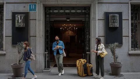 Varias personas salen de un hotel de Valencia