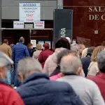 Varias personas citadas para recibir la primera dosis de Pzifer hacen cola a su llegada al centro de vacunación contra la covid-19 en la Sala Sinfónica Jesús López Cobos de Valladolid