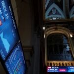 Una pantalla muestra la evolución del índice IBEX 35