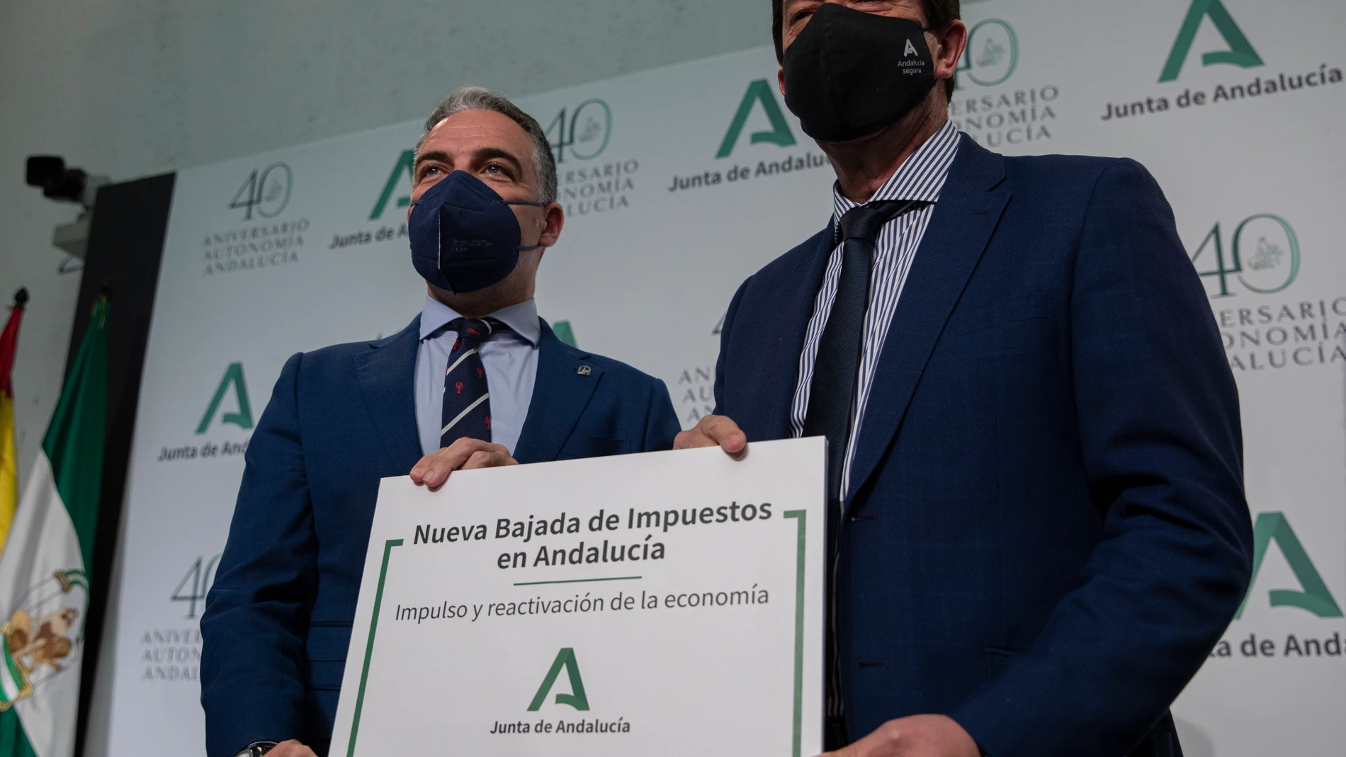 El vicepresidente de la Junta de Andalucía, Juan Marín (d), y el consejero de la Presidencia, Elías Bendodo (i)