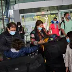 Llegada de viajeros a la Terminal 4 del aeropuerto Madrid-Barajas en los días en los que la pandemia se esta revelando como una muy grave crisis sanitaria en la India.Los viajeros empiezan a circular por los aeropuertos debido a la eliminación de las restricciones a la movilidad