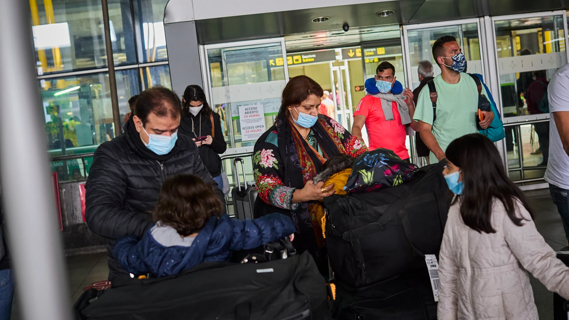 Llegada de viajeros a la Terminal 4 del aeropuerto Madrid-Barajas en los días en los que la pandemia se esta revelando como una muy grave crisis sanitaria en la India.Los viajeros empiezan a circular por los aeropuertos debido a la eliminación de las restricciones a la movilidad