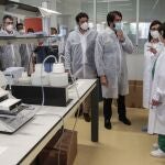 El consejero de Fomento y Medio Ambiente, Juan Carlos Suárez-Quiñones, visita el Laboratorio Regional de Sanidad Animal de Villaquilambre