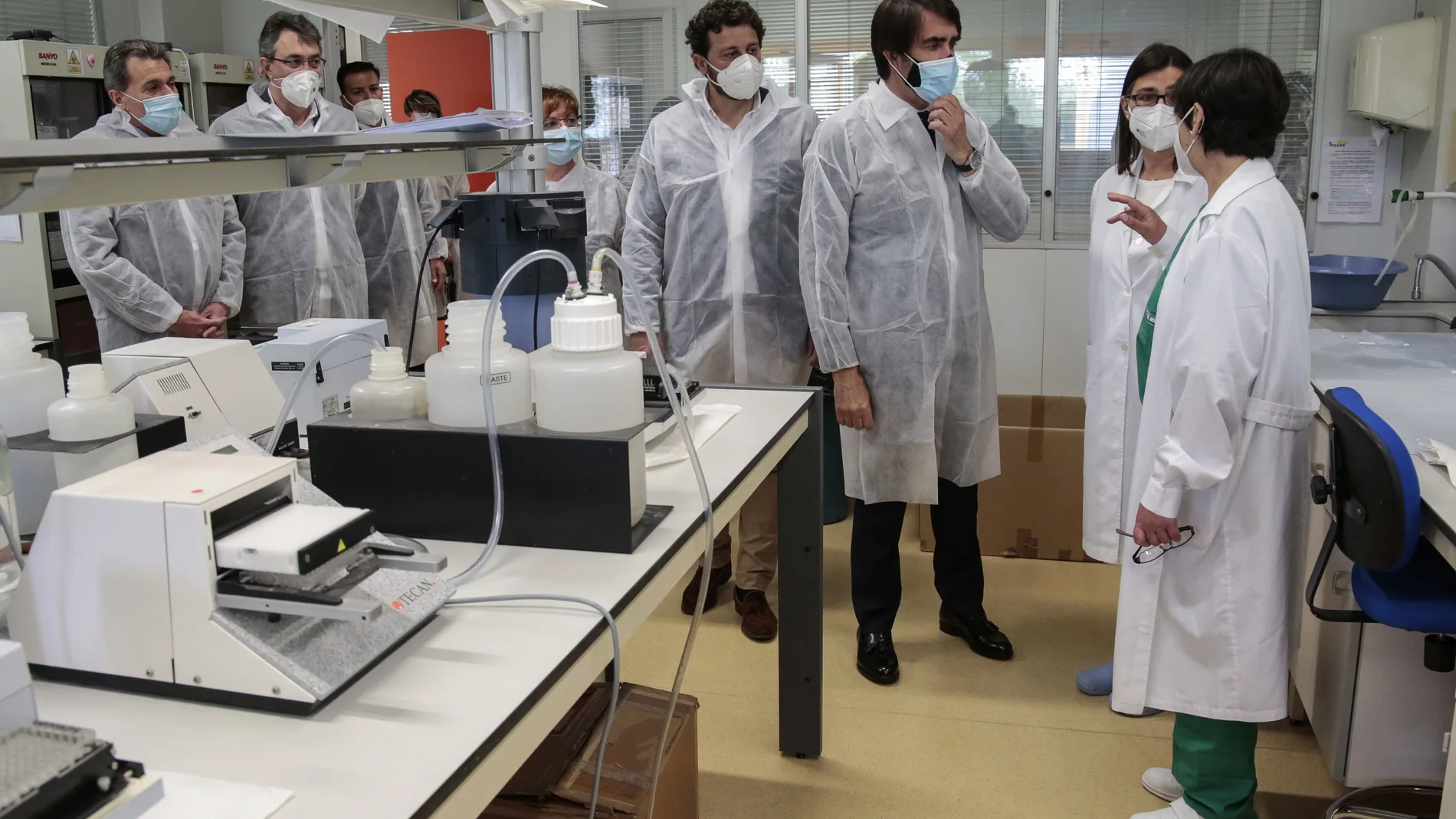 El consejero de Fomento y Medio Ambiente, Juan Carlos Suárez-Quiñones, visita el Laboratorio Regional de Sanidad Animal de Villaquilambre