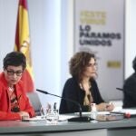 La ministra portavoz y de Hacienda, María Jesús Montero, comparece al término del Consejo de Ministros escoltada a la izquierda por la titular de Exteriores y a la derecha por la de Educación