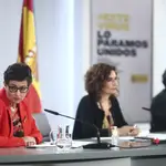 La ministra portavoz y de Hacienda, María Jesús Montero, comparece al término del Consejo de Ministros escoltada a la izquierda por la titular de Exteriores y a la derecha por la de Educación