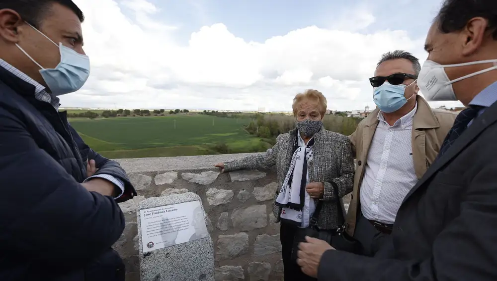 El presidente de la Diputación de Ávila, Carlos García, conversa con los familiares de Jiménez Lozano