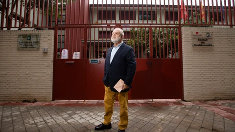 Félix González, en el colegio donde votó en 1983