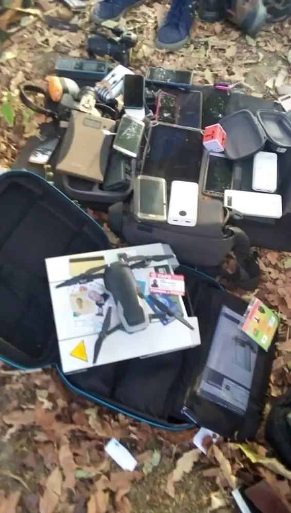 Las mochilas de David Beriain y Roberto Fraile con sus cámaras y objetos personales
