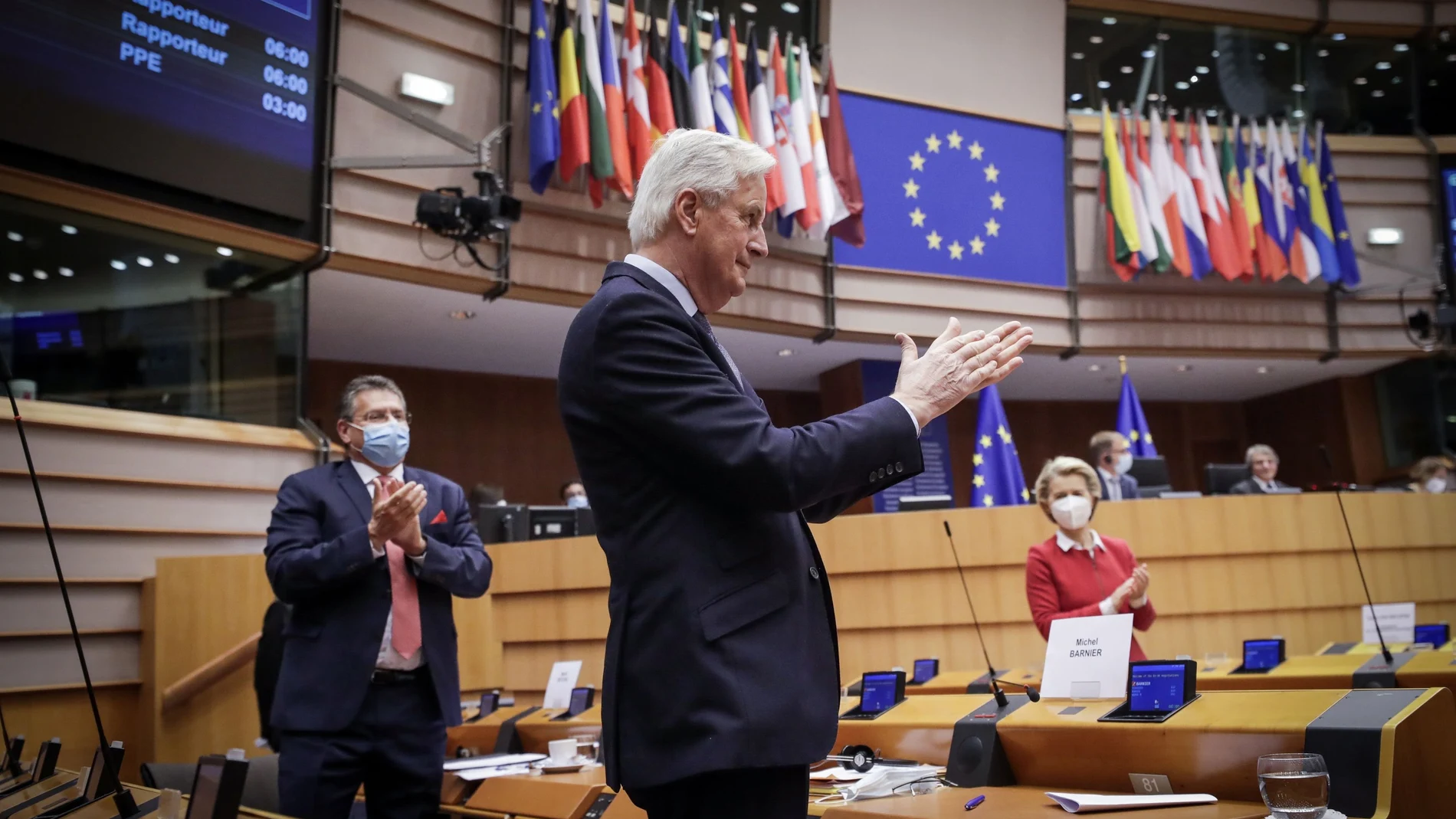 Los eurodiputados dedican un caluroso aplauso al negociador de la UE para el Brexit, Michel Barnier