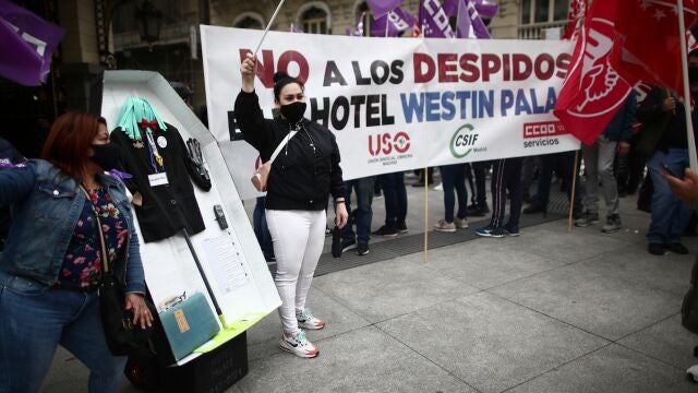 Empleados del Hotel Palace de Madrid protestaban hoy contra el ERE